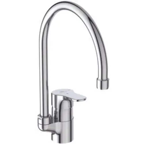 Chromfarbener Küchenarmatur mit hohem, geschwungenem Auslauf und einem Einhebelmischer für die Regulierung von Wasserfluss und -temperatur.